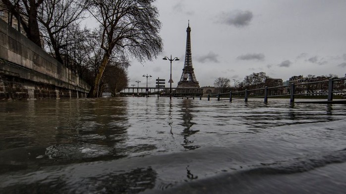 Paris chới với trong nước lũ sông Seine - Ảnh 1.