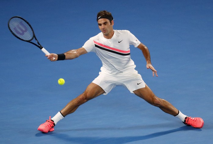 Federer bật khóc khi giữ cúp Úc mở rộng ở tuổi 36 - Ảnh 1.