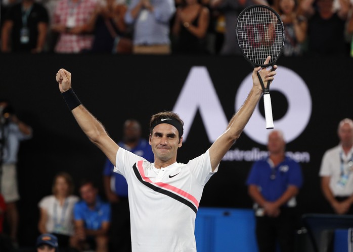 Federer bật khóc khi giữ cúp Úc mở rộng ở tuổi 36 - Ảnh 2.