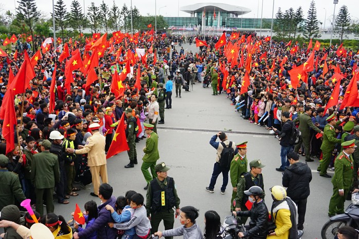 Mẹ Tiến Dũng, bố Xuân Trường ra sân bay đón con và U23 Việt Nam - Ảnh 6.