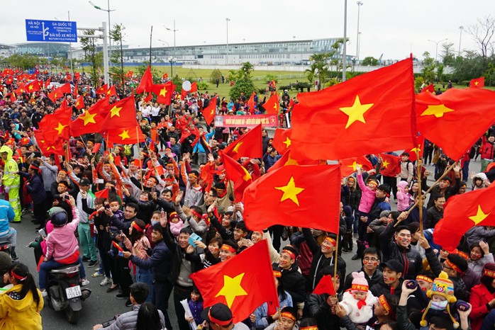 Mẹ Tiến Dũng, bố Xuân Trường ra sân bay đón con và U23 Việt Nam - Ảnh 9.