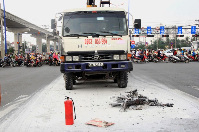 Xe máy cháy ngùn ngụt sau khi bị tông, 2 người thương vong - Ảnh 2.