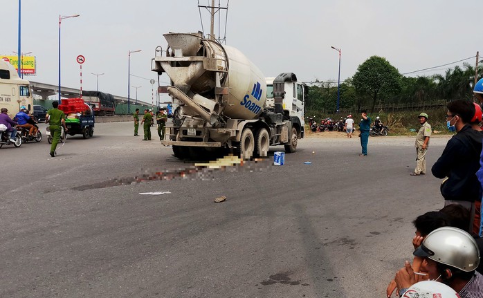 Xe máy cháy ngùn ngụt sau khi bị tông, 2 người thương vong - Ảnh 3.