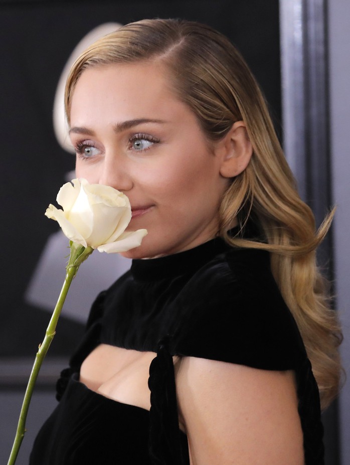 Hoa hồng trắng ngập thảm đỏ Grammy 2018 - Ảnh 10.