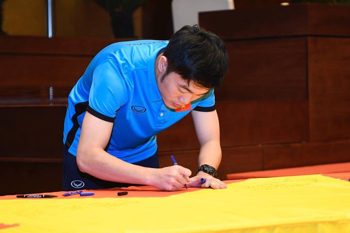 Cầu thủ U23 Việt Nam ký lên lá cờ Chủ tịch QH mang về từ cột cờ Lũng Cú - Ảnh 5.