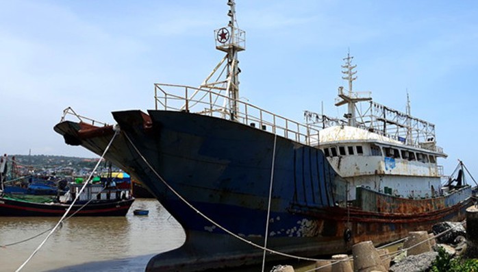 Bình Thuận: Bán đấu giá tàu ma trôi dạt trên biển - Ảnh 1.