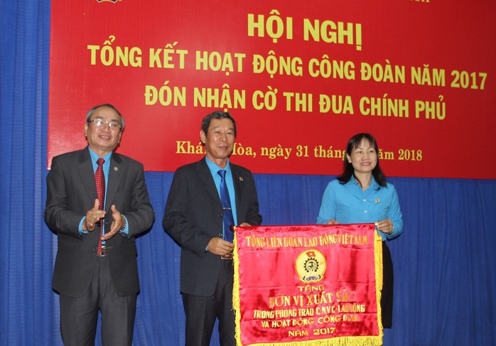 LĐLĐ Khánh Hòa đón nhận cờ thi đua Chính phủ - Ảnh 2.