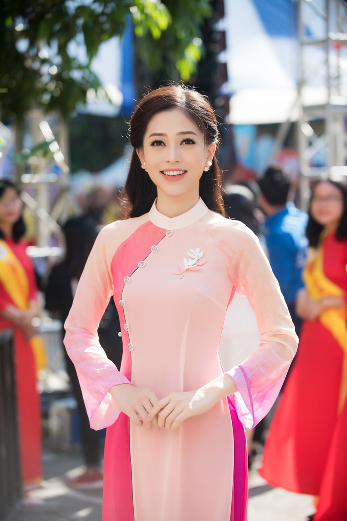 Á hậu Phương Nga về trường trước khi dự Miss Grand International 2018 - Ảnh 5.