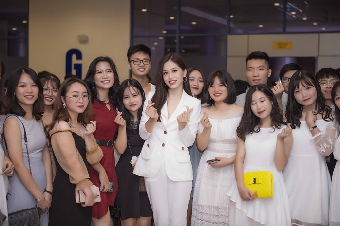 Á hậu Phương Nga về trường trước khi dự Miss Grand International 2018 - Ảnh 4.