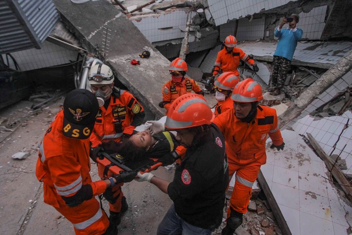 Thảm họa sóng thần Indonesia: Lần tìm người thân trong túi đựng thi thể - Ảnh 4.