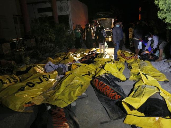Thảm họa sóng thần Indonesia: Lần tìm người thân trong túi đựng thi thể - Ảnh 1.