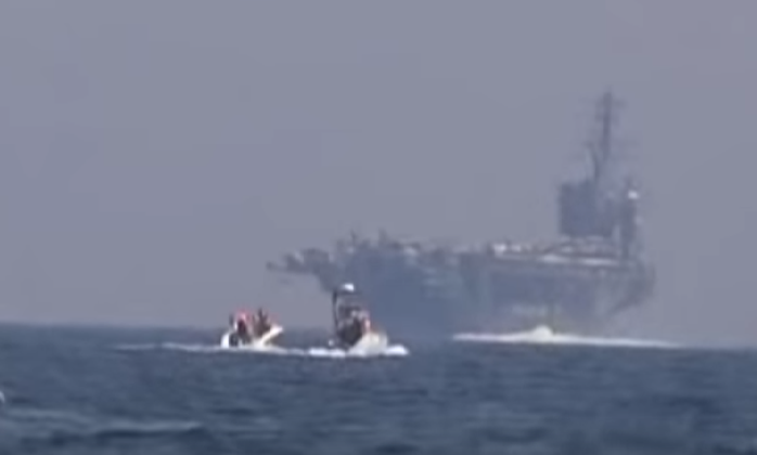 Iran khoe clip tàu tấn công cao tốc rượt đuổi tàu sân bay Mỹ - Ảnh 1.