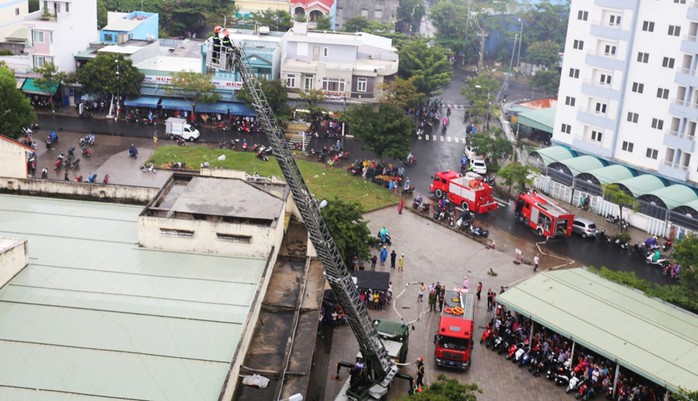 Cháy lớn ở chung cư, hàng trăm người dân tháo chạy ra ngoài - Ảnh 1.