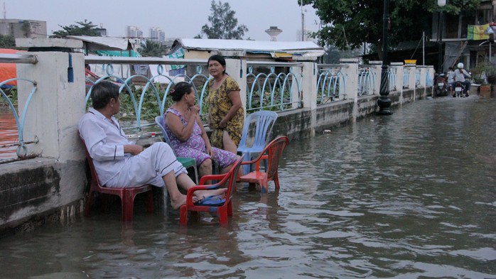 Nâng gờ bờ kè Thanh Đa để chống ngập - Ảnh 1.