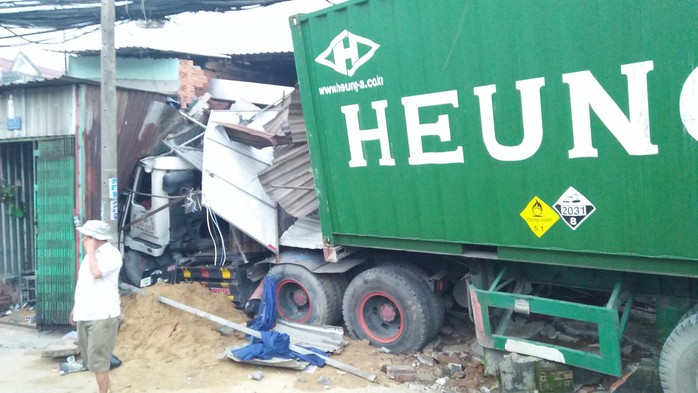 TP HCM: Xe container ủi sập hàng loạt nhà dân ở Bình Chánh - Ảnh 3.