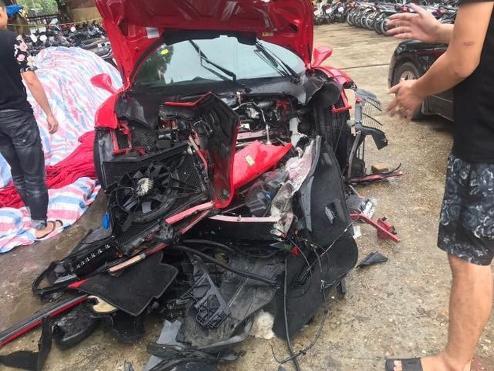 Công an bàn giao siêu xe Ferrari 488 bị tai nạn cho ca sĩ Tuấn Hưng - Ảnh 1.