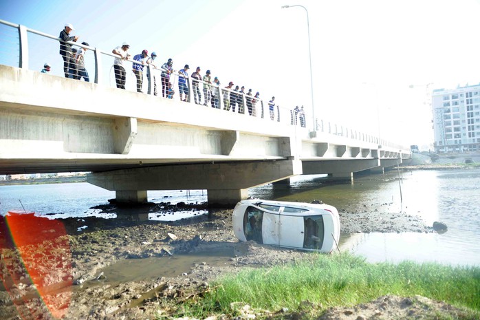 Taxi bay xuống sông một cách kỳ lạ - Ảnh 2.