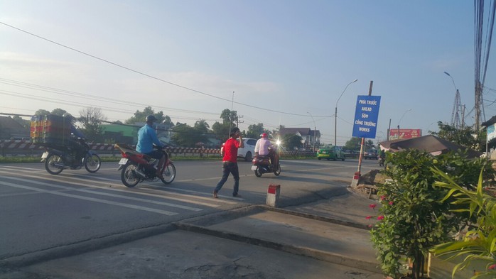 Thanh niên cầm dao đe dọa nhiều người, công an theo sau …canh - Ảnh 1.