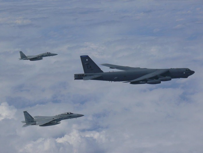 Biển Đông: Máy bay ném bom Mỹ vờn quanh khu vực Trung Quốc chiếm trái phép  - Ảnh 1.