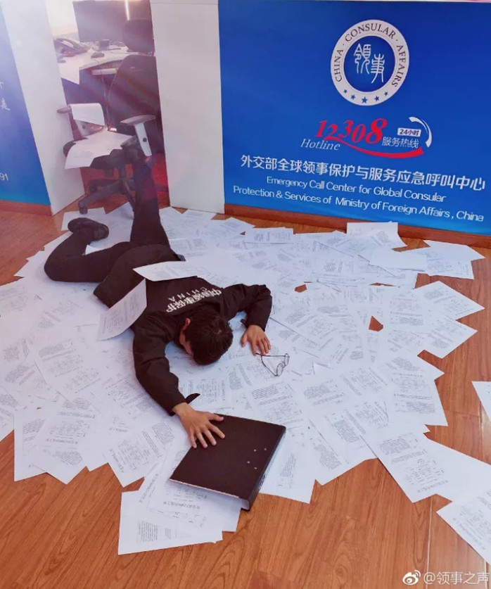 Trung Quốc: Bị phạt tiền vì chụp ảnh “ngã sấp mặt” - Ảnh 2.