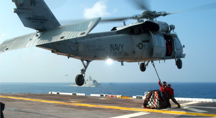 Trực thăng MH-60 rơi trên tàu sân bay Mỹ ngoài khơi Philippines - Ảnh 2.