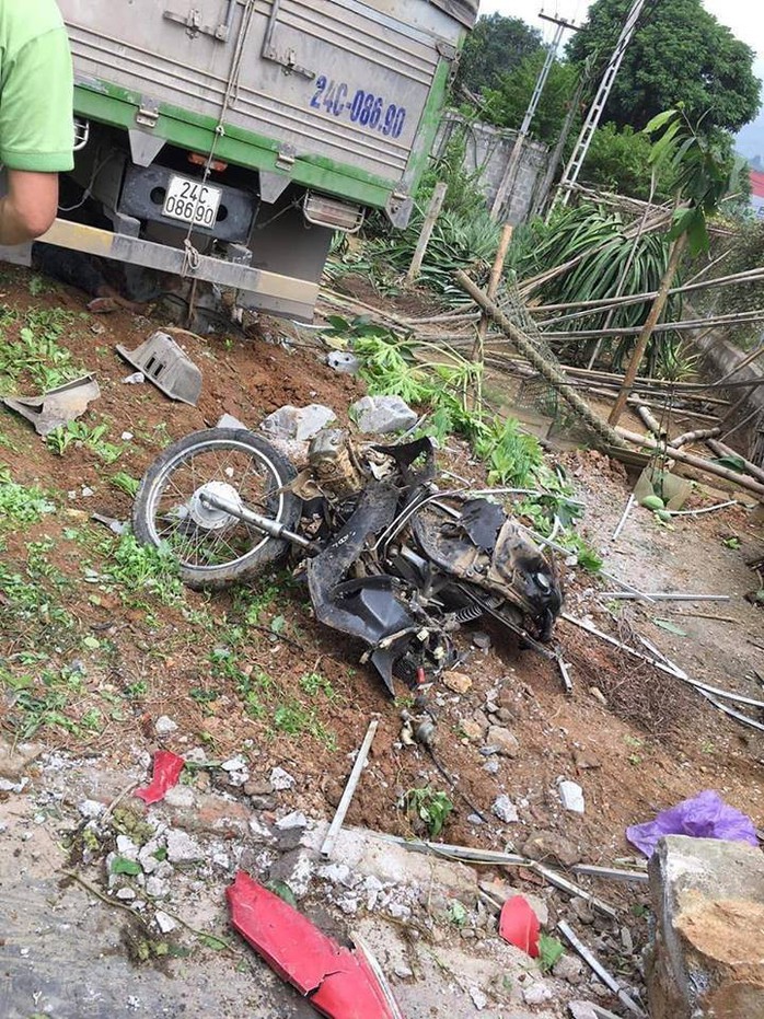 Xe tải tông chết 2 vợ chồng đi xe máy, lao vào nhà dân - Ảnh 1.