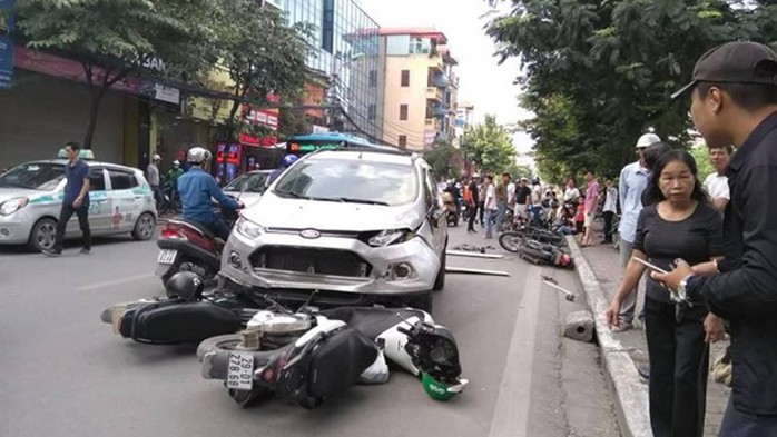Ô tô đâm liên hoàn 4 xe máy trên phố, 6 người nhập viện cấp cứu - Ảnh 1.