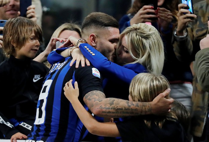 Icardi hôn thắm thiết vợ đẹp sau khi lập công ở derby Milan - Ảnh 4.