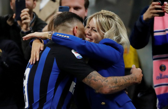 Icardi hôn thắm thiết vợ đẹp sau khi lập công ở derby Milan - Ảnh 5.