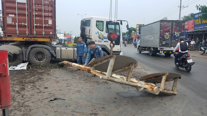 Xe đầu kéo đâm gãy biển báo, cột đèn rồi leo lên dải phân cách - Ảnh 3.