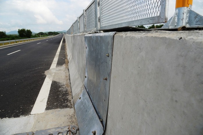 Sửa chữa 2 cầu bị thấm nước mưa trên đường cao tốc Đà Nẵng – Quảng Ngãi - Ảnh 6.