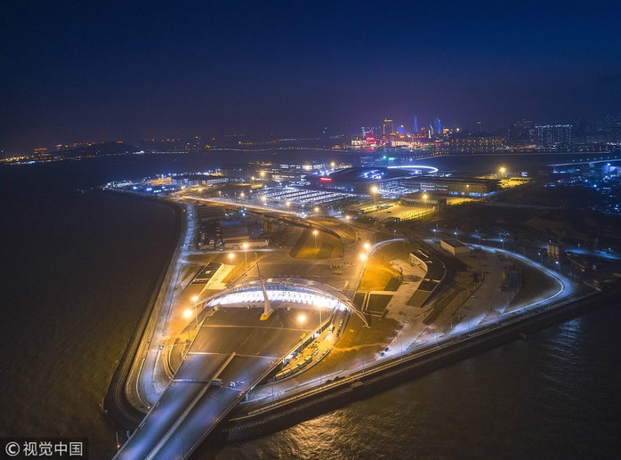 Khánh thành cầu vượt biển dài nhất thế giới - Ảnh 7.
