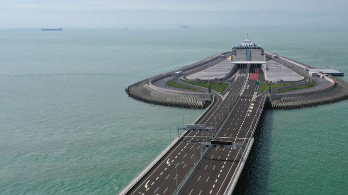 Khánh thành cầu vượt biển dài nhất thế giới - Ảnh 1.