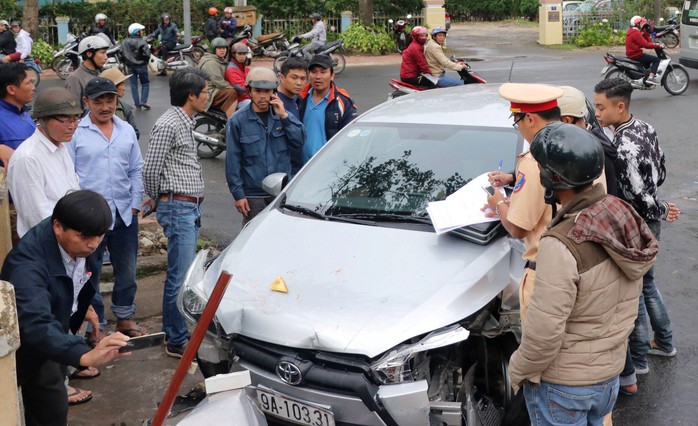 Xe con gây tai nạn liên hoàn, 4 người nhập viện - Ảnh 1.