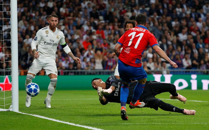 Thoát hiểm ở Bernabeu, sao Real Madrid giữ ghế HLV Lopetegui - Ảnh 1.