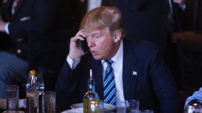 Nhà Trắng bác tin ông Trump có 3 chiếc iPhone - Ảnh 1.