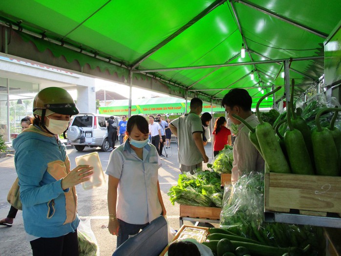 TP HCM đưa rau, thịt sạch xuống KCX bán cho công nhân - Ảnh 2.