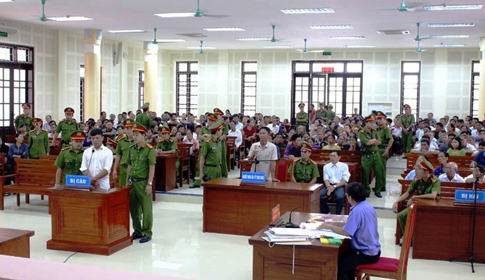 Ăn tiền dân 1,4 tỉ đồng, cán bộ địa chính xã lĩnh 18 năm tù - Ảnh 1.