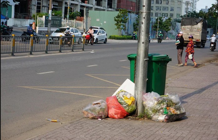 Khi nào hết xả rác?: Đẩy mạnh tuyên truyền, giám sát - Ảnh 1.