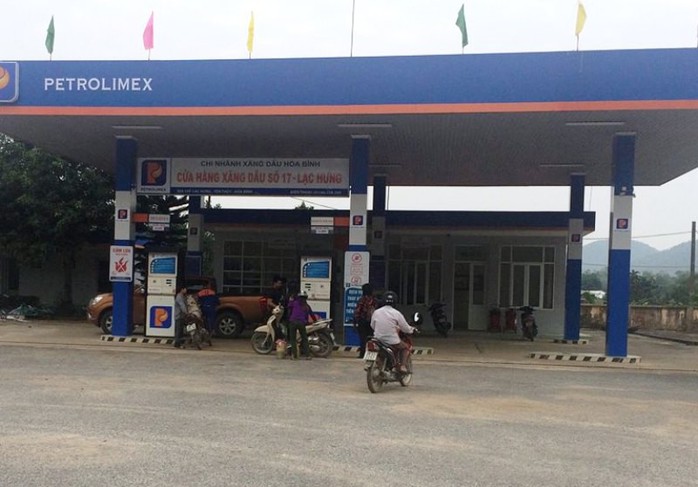 Nam thanh niên nằm bất động trên vũng máu ở cây xăng - Ảnh 2. Nam thanh niên nằm bất động trên vũng máu ở cây xăng - Ảnh 2.