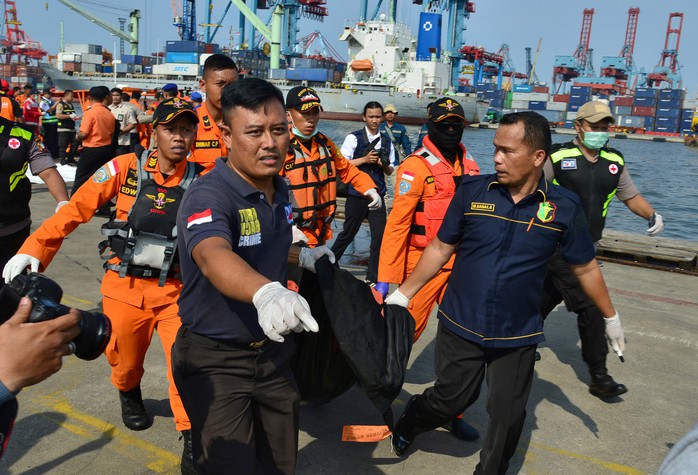 Rơi máy bay ở Indonesia: Tìm được 18 thi thể nạn nhân - Ảnh 1.