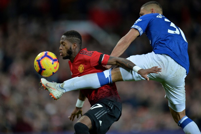 Sút phạt đền dị, Pogba suýt thành tội đồ của Man United - Ảnh 2.