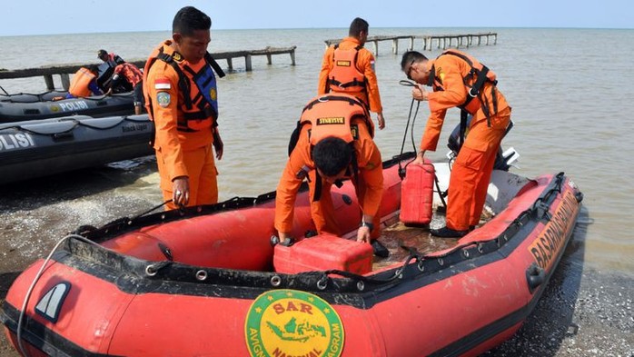 Rơi máy bay Indonesia: Phát hiện các phần thi thể - Ảnh 2.