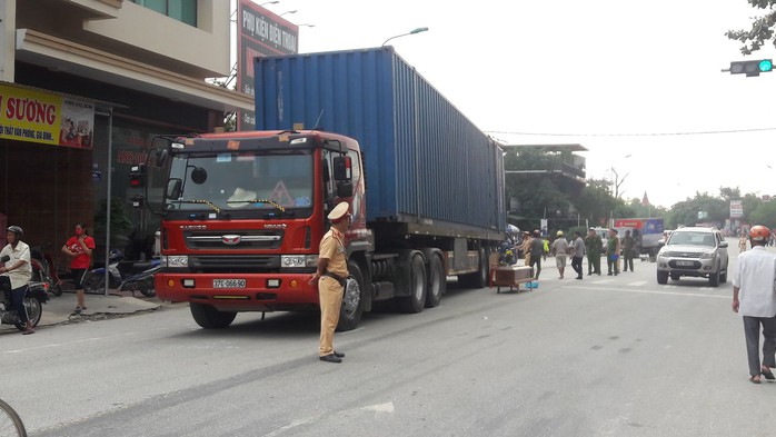 Cụ ông 72 tuổi bị kéo lê 25 m, tử vong dưới bánh xe container - Ảnh 1.