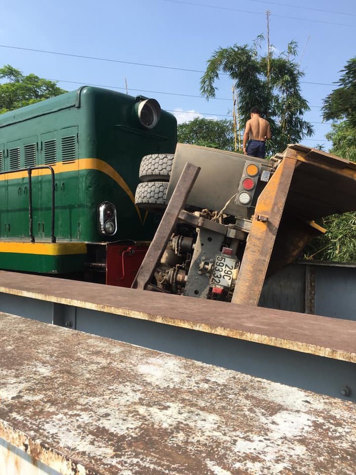 Cố vượt đường sắt, xe tải bị tàu hỏa tông lật, 5 người bị thương - Ảnh 2.