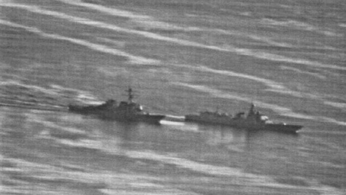 Lộ ảnh tàu Trung Quốc vượt đầu tàu Mỹ trên biển Đông - Ảnh 3.