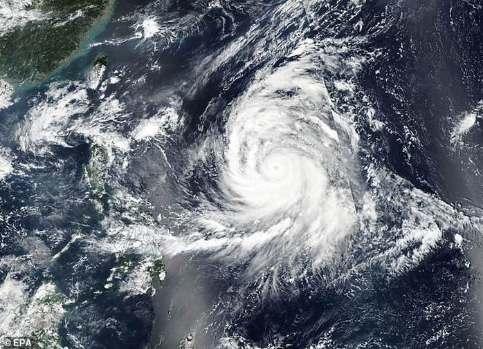 Trami vừa đi, thêm siêu bão Kong-rey trực chỉ Nhật Bản - Ảnh 2.