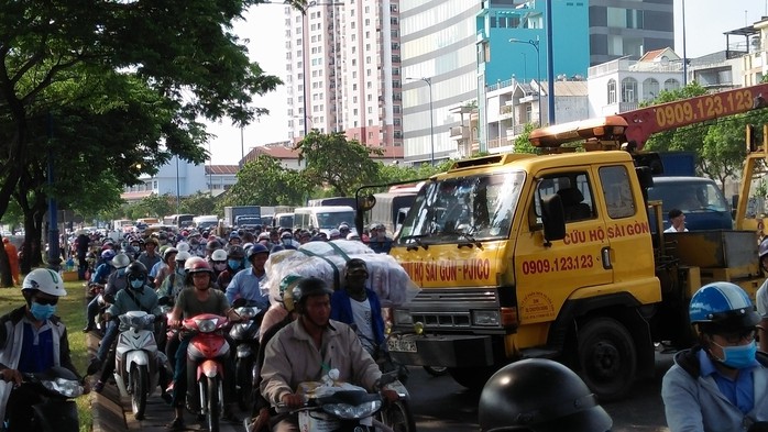 Kinh hãi xe tải văng qua làn xe máy trên đường Võ Văn Kiệt - Ảnh 2.