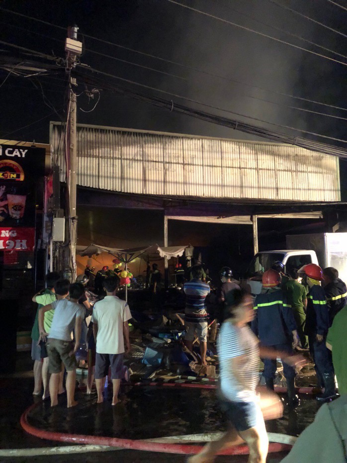Cháy lớn gần siêu thị Co.opmart Xa lộ Hà Nội - Ảnh 1.