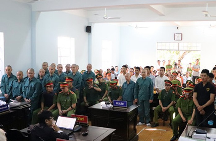 Xử t&ugrave; 30 người đập ph&aacute; trụ sở UBND tỉnh B&igrave;nh Thuận - Ảnh 1.